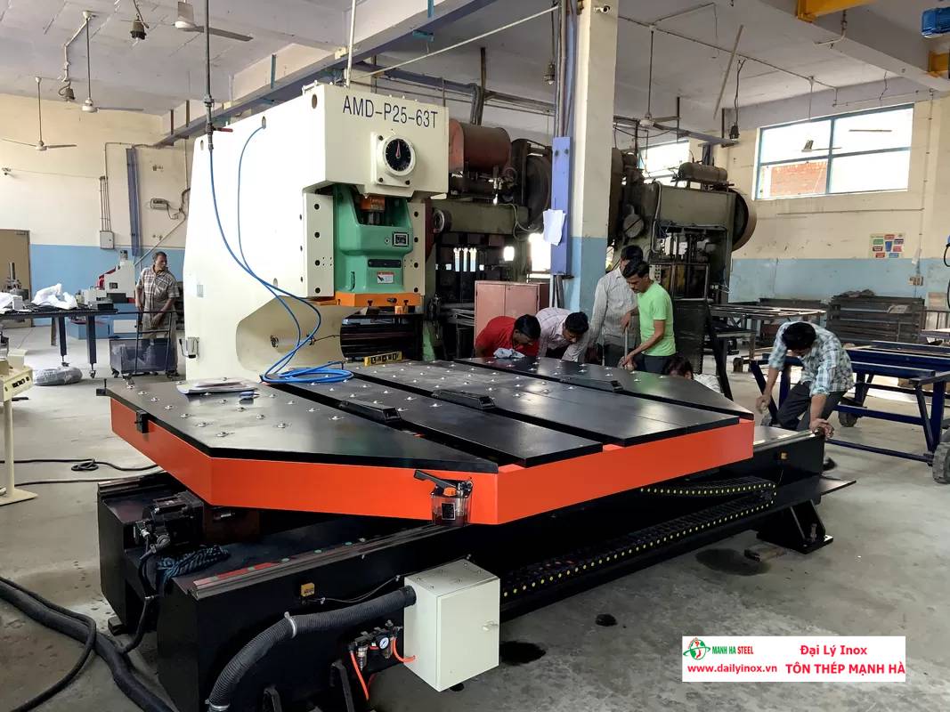 Dập lỗ inox cần máy chuyên dụng nào?