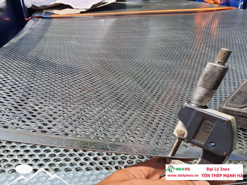 Dập lỗ inox cần máy chuyên dụng nào?