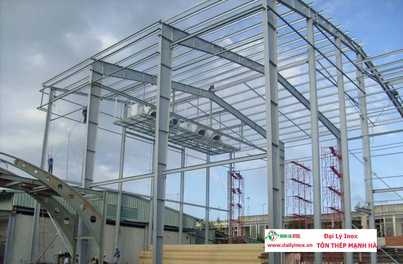 Inox và thép: So sánh hai vật liệu phổ biến trong xây dựng