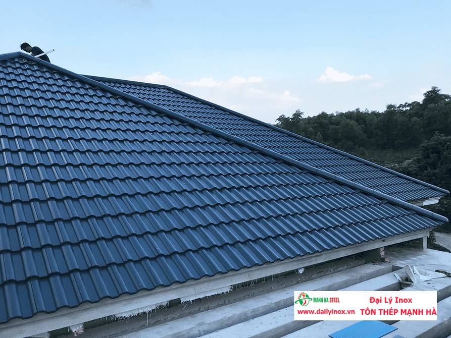 Nên lợp tôn hay ngói? So sánh ưu, nhược điểm và chi phí