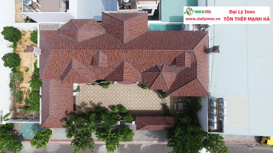 Nên lợp tôn hay ngói? So sánh ưu, nhược điểm và chi phí