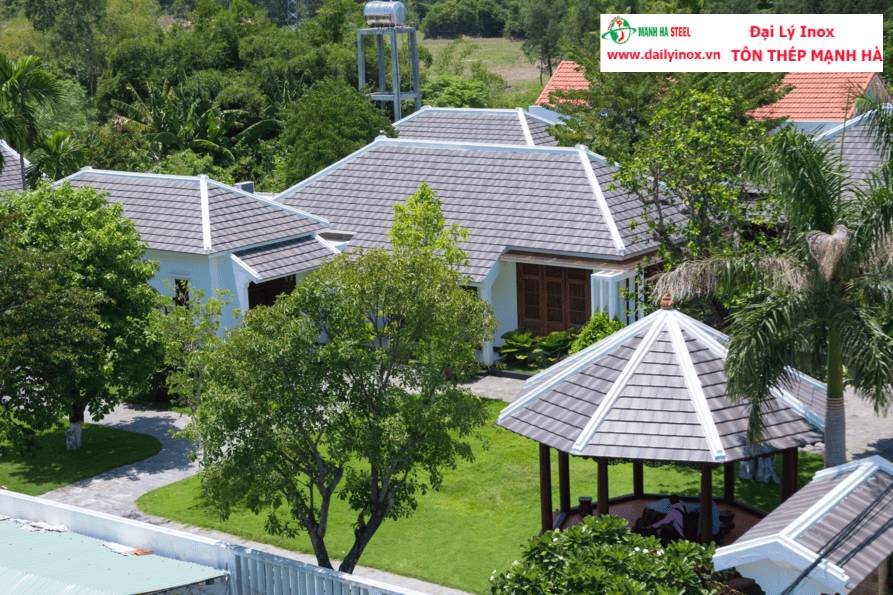 Nên lợp tôn hay ngói? So sánh ưu, nhược điểm và chi phí