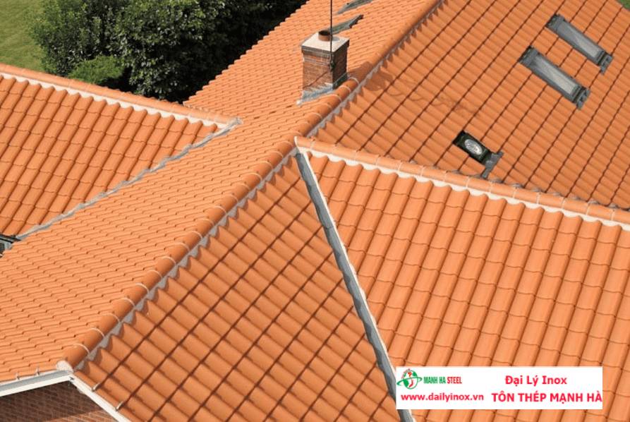 So sánh ngói đất nung và ngói tráng men