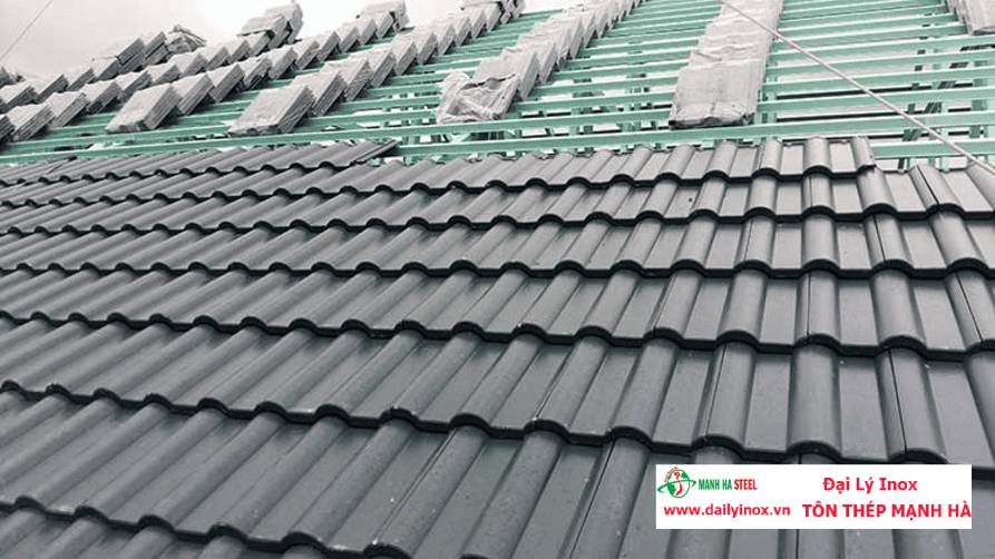 So sánh ngói và tôn giả ngói chi tiết: Nên chọn lợp mái bằng vật liệu nào?