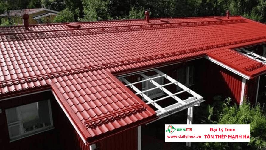 So sánh ngói và tôn giả ngói chi tiết: Nên chọn lợp mái bằng vật liệu nào?