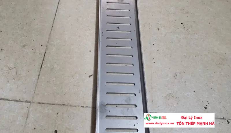 Tạo rãnh thoát nước trên tấm inox như thế nào?