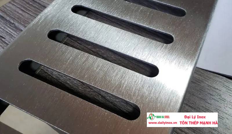 Tạo rãnh thoát nước trên tấm inox như thế nào?