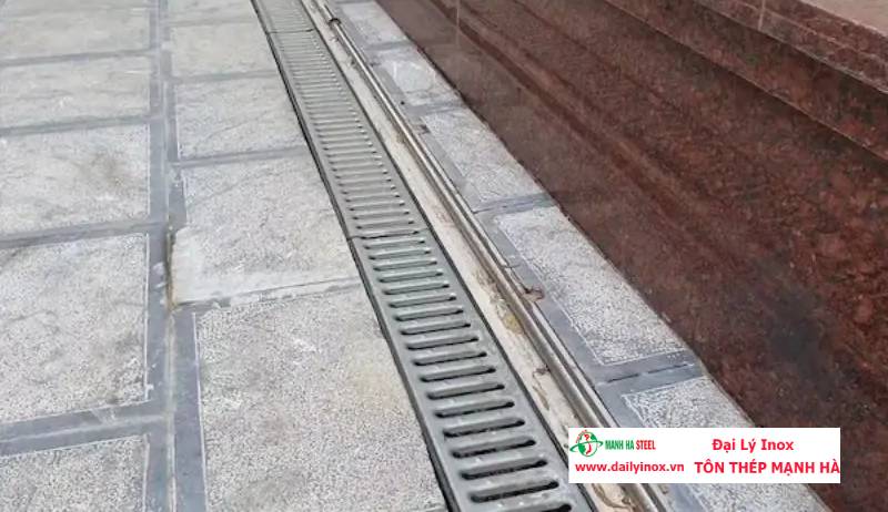 Tạo rãnh thoát nước trên tấm inox như thế nào?