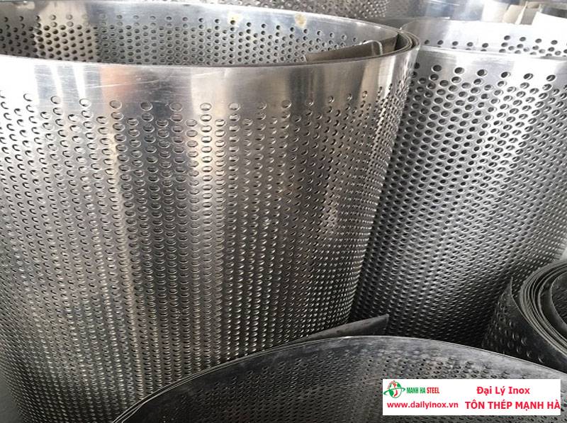 Tìm hiểu quy trình phân loại tấm inox đục lỗ chất lượng