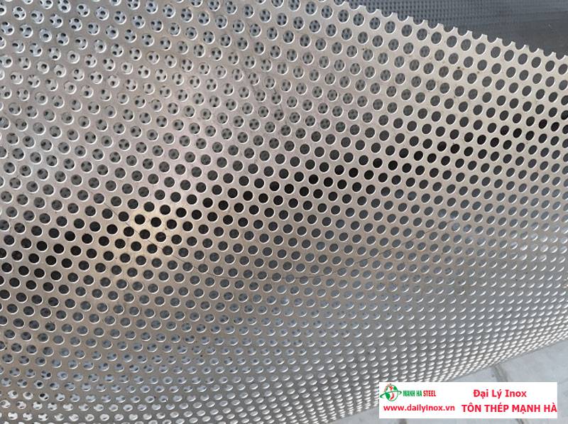 Tìm hiểu quy trình phân loại tấm inox đục lỗ chất lượng