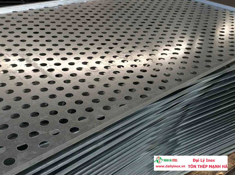 Tìm hiểu quy trình phân loại tấm inox đục lỗ chất lượng
