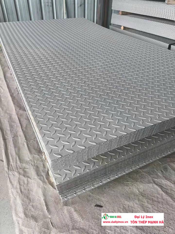 Ứng dụng của inox tấm trong thi công sàn, mái