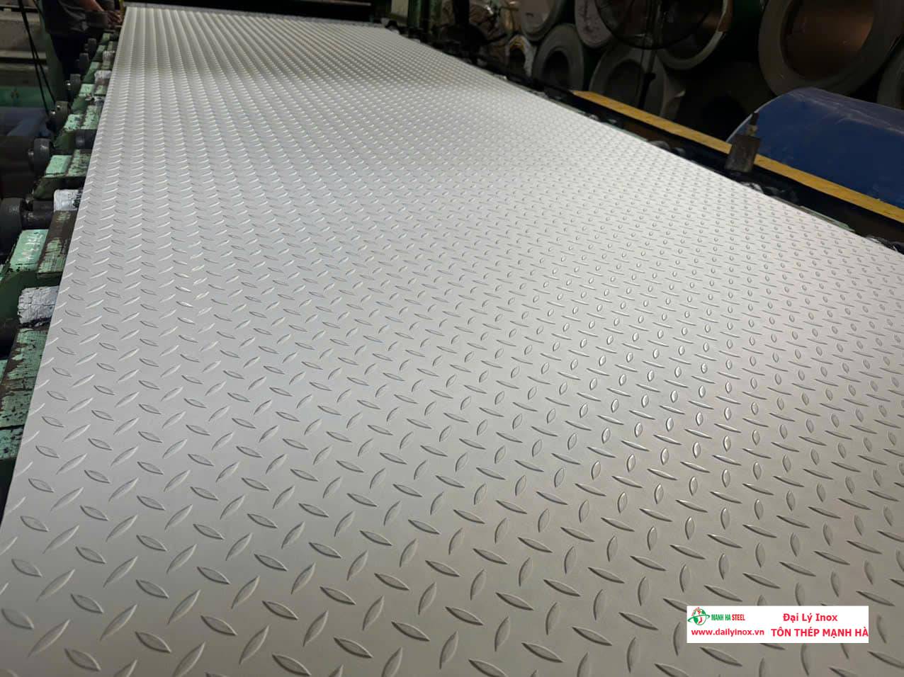 Ứng dụng của inox tấm trong thi công sàn, mái