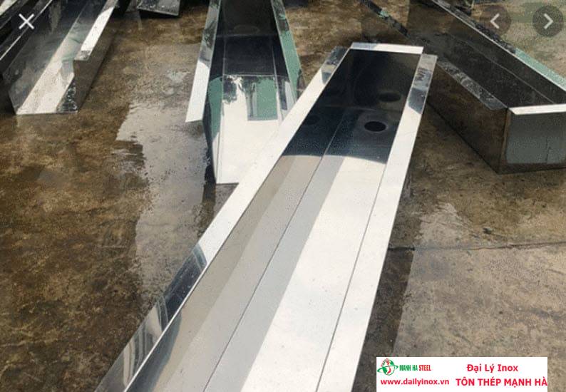 Ưu điểm máng xối inox so với tôn kẽm