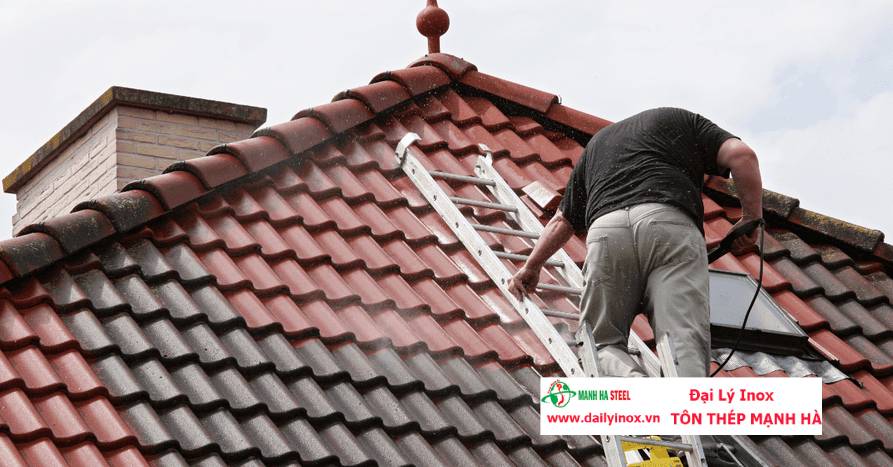 Hướng dẫn vệ sinh mái ngói chi tiết, đơn giản
