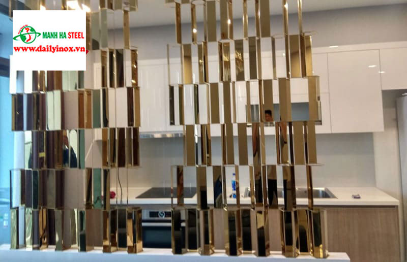 Vách ngăn CNC inox mạ vàng trang trí không gian bếp