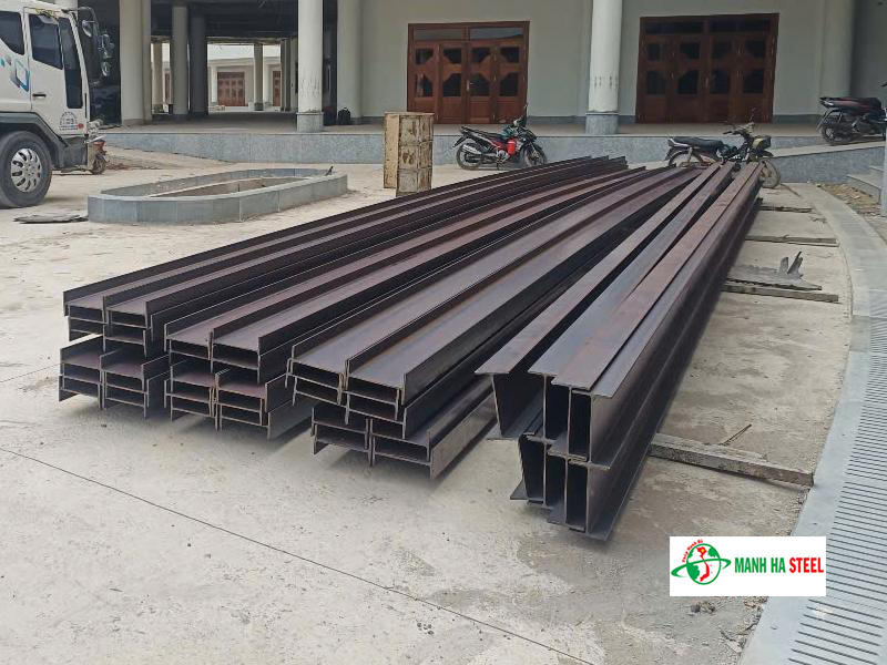 Lựa chọn vị trí cao, không để thép trực tiếp xuống nền đất để bảo quản thép hình tốt hơn tại công trình