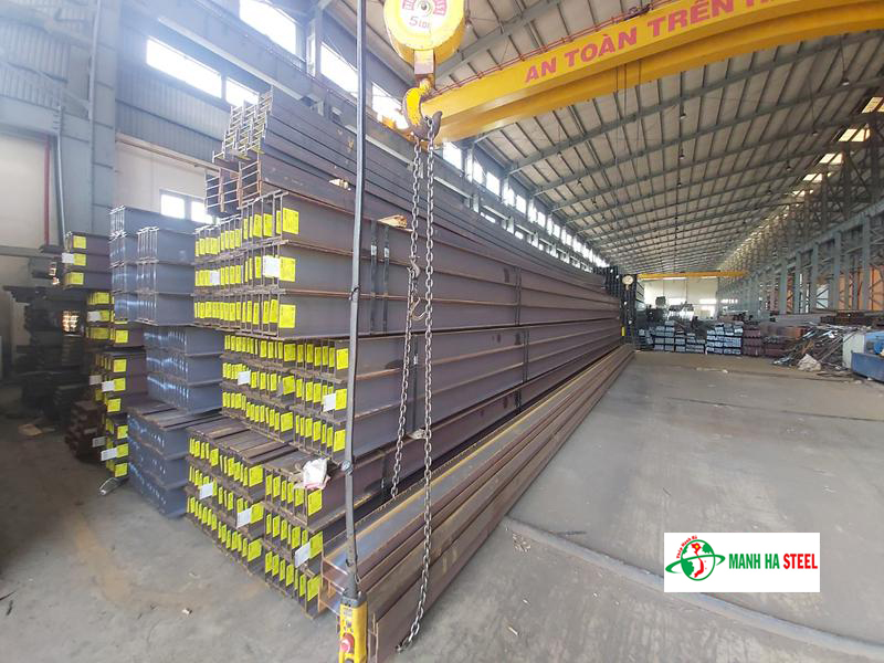 Khi bảo quản thép hình trong kho nên phân loại rõ ràng, sắp xếp ngay ngắn, kê thép trên đà gỗ