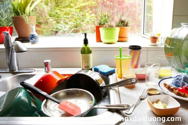 Không để đồ bẩn lâu trong chậu rửa inox