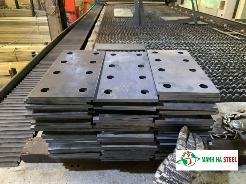 Cấu tạo thép bản mã có sẵn các lỗ đục để xỏ bulong, ốc vít