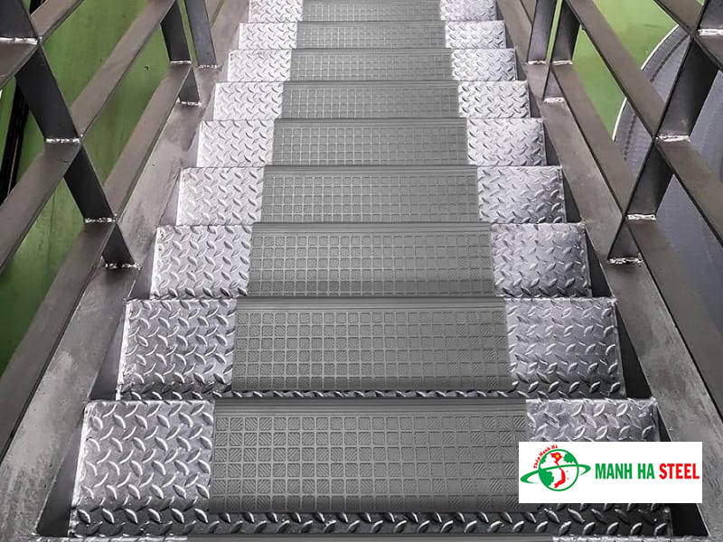 Cầu thang thép tấm mẫu 4