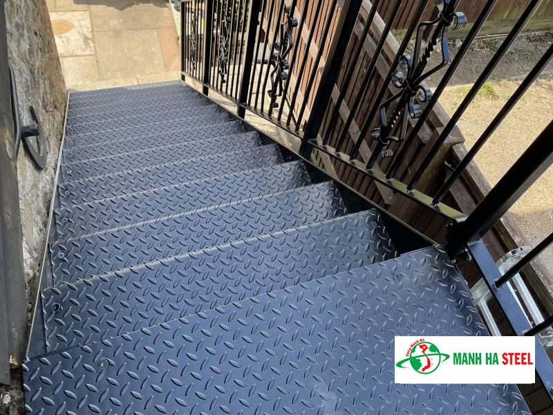 Cầu thang thép tấm mẫu 9