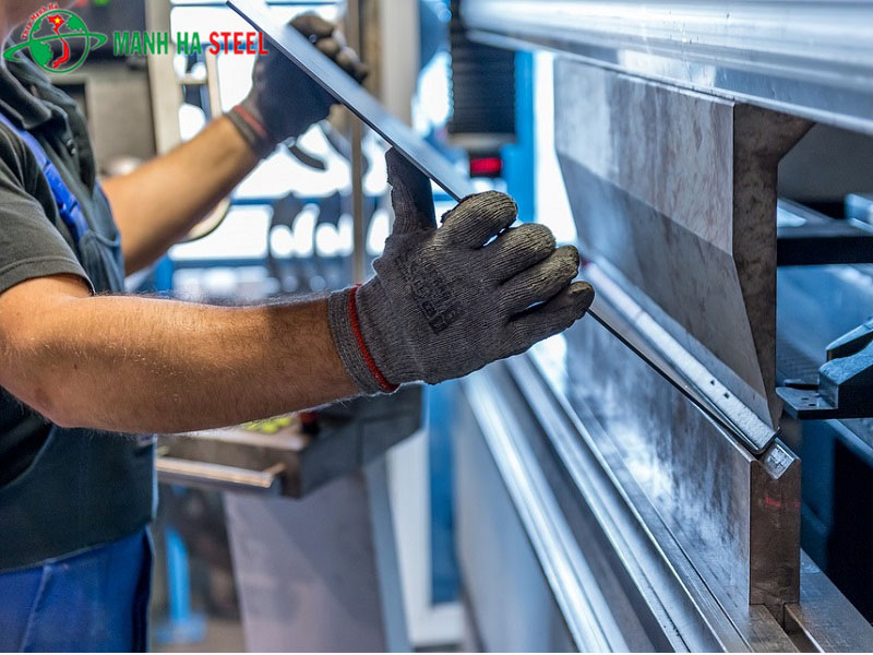 Inox 201 dễ dàng chấn gấp bằng máy gấp khi chế tạo sản phẩm