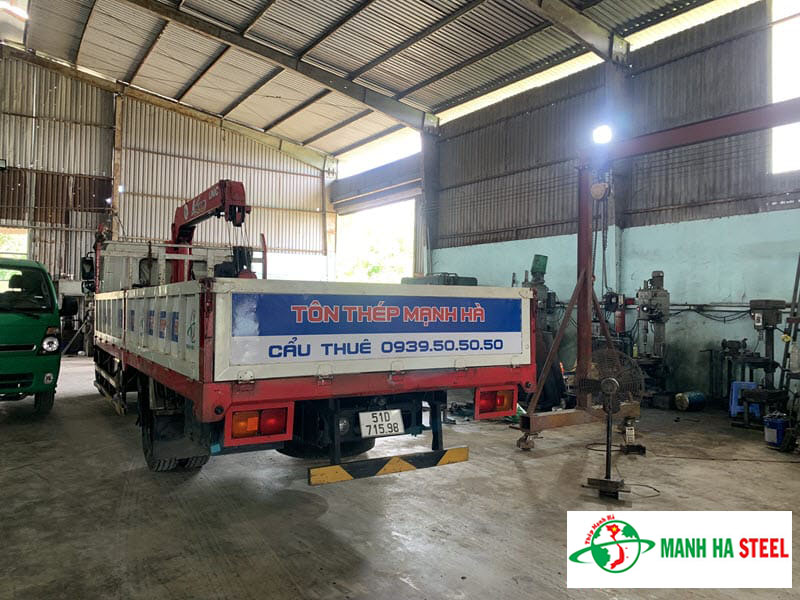 Nhà máy Mạnh Hà hỗ trợ phương tiện chuyên chở inox U 40 tới công trình