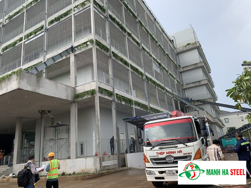 Đại lý inox Mạnh Hà hỗ trợ phương tiện chuyển inox U 65 tới công trình