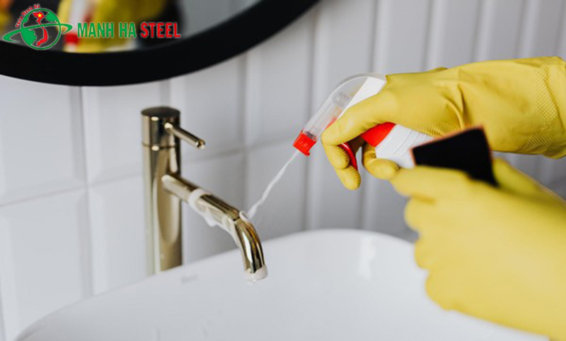 Tránh dùng chất tẩy rửa mài mòn cho inox