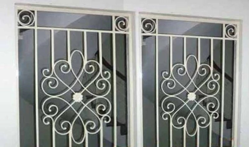 Mẫu cửa sổ inox kết hợp hoa sen độc đáo