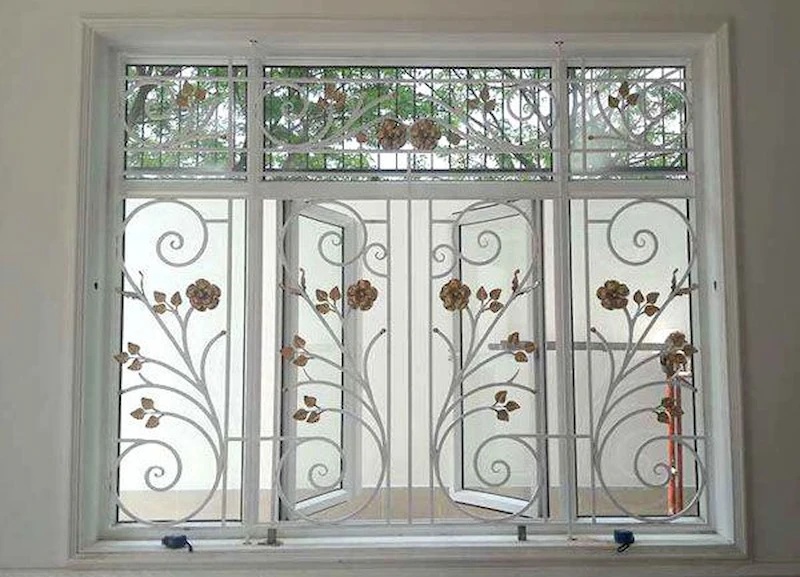 Mẫu cửa sổ inox trang trí hoa văn đẹp