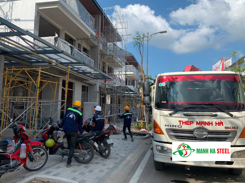 Mạnh Hà vận chuyển thép hình H350 tận công trình