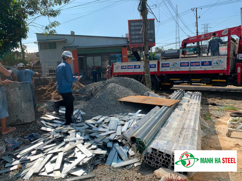 Mạnh Hà hỗ trợ vận chuyển thép hình U140 tận công trình