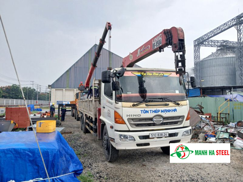 Xe tải Mạnh Hà vận chuyển thép H100 tận công trình, nhanh chóng, đúng tiến độ