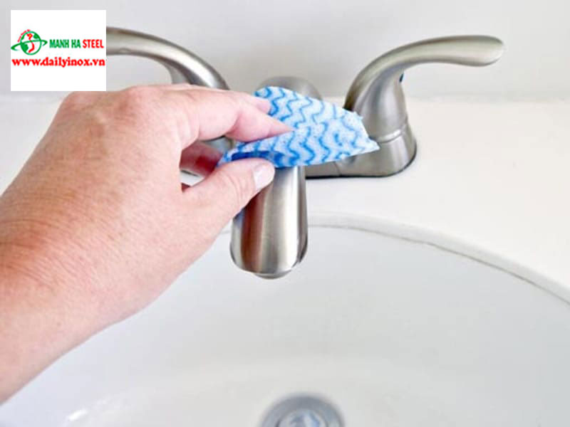 vệ sinh đồ inox nhà tắm