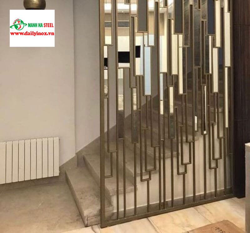 Vách ngăn CNC inox mạ vàng trang trí cầu thang
