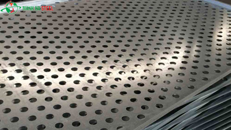 Giá inox tấm đục lỗ xu hướng trang trí nội thất 2025