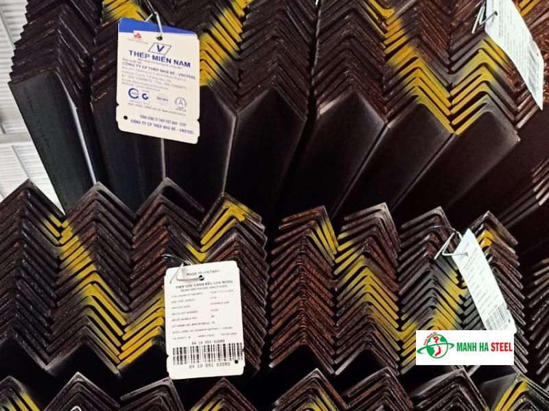 Giấy mã vạch được treo kèm mỗi bó sắt hình Miền Nam