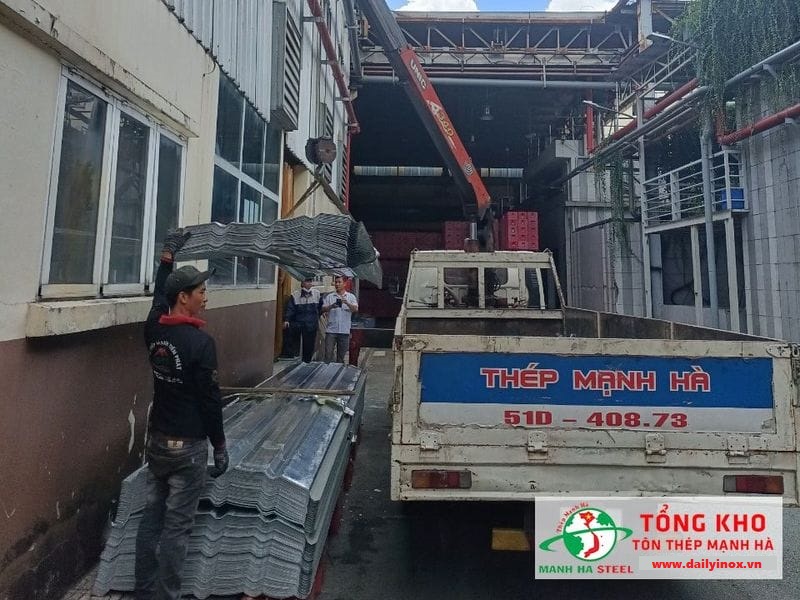 Mạnh Hà là đại lý chuyên phân phối sản phẩm tôn nhựa phẳng, miễn phí vận chuyển tận nơi