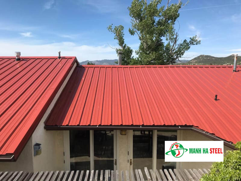 Mẫu nhà lợp tôn sóng vuông màu đỏ