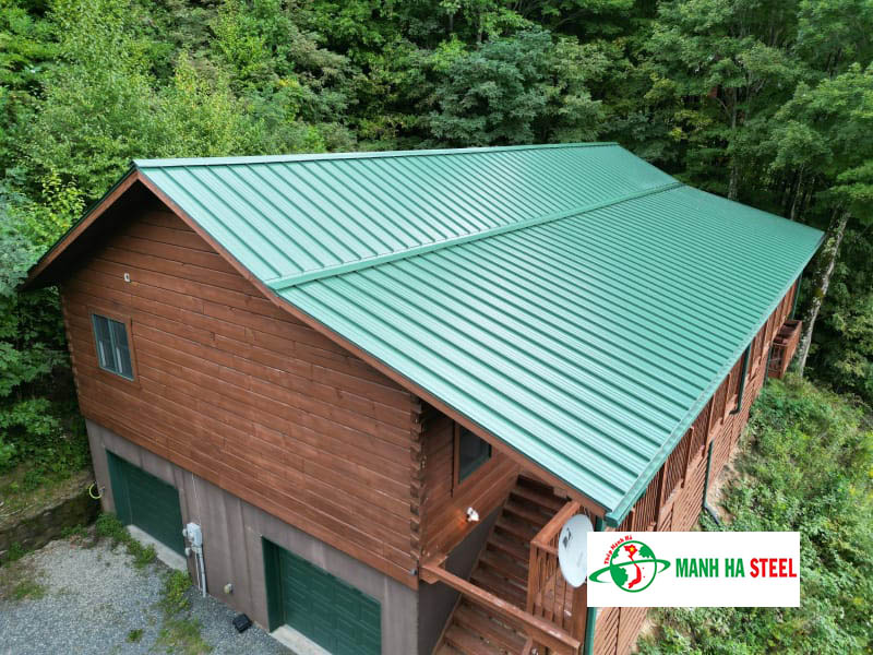 Nhà lợp tôn màu xanh lá cây đơn giản
