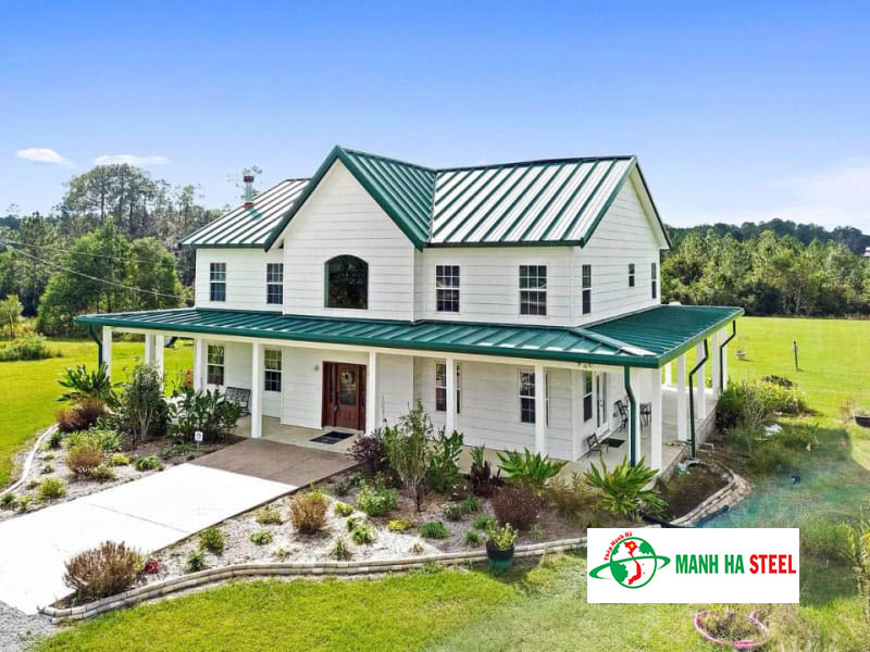 Lợp tôn màu xanh lá cây cho nhà 2 tầng