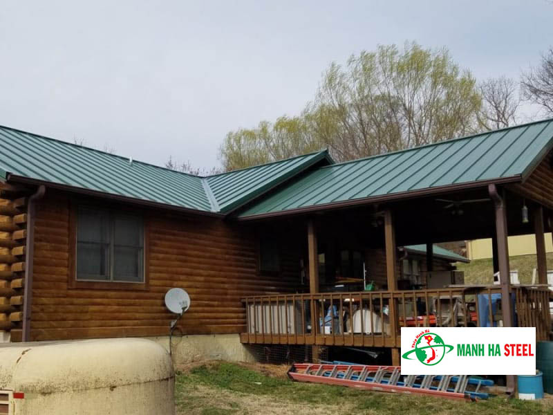 Mẫu nhà lợp tôn màu xanh rêu kết hợp với gỗ