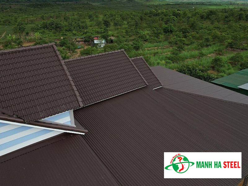 Mẫu nhà lợp tôn giả ngói nâu đậm