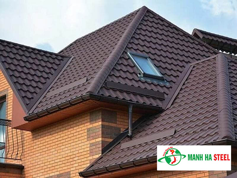 Nhà lợp tôn giả ngói nâu cổ điển