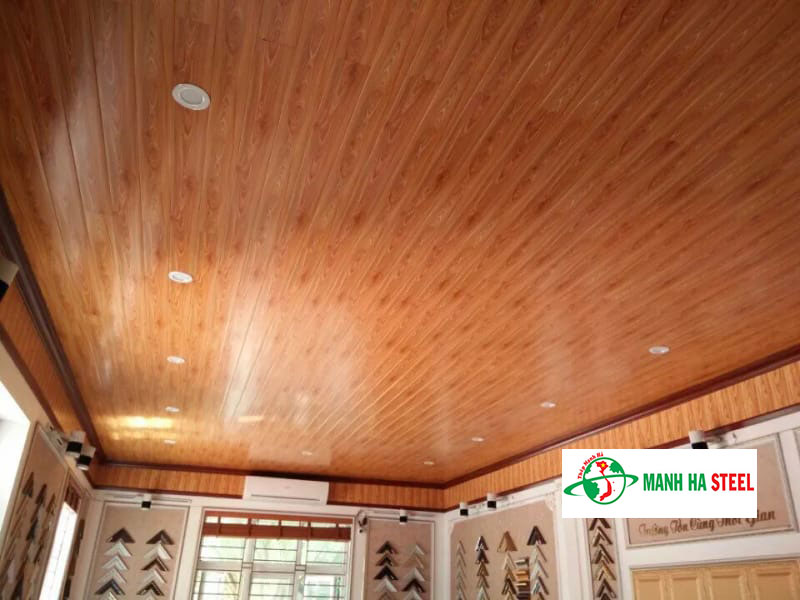 Mẫu trần nhà tôn xốp vân gỗ đậm