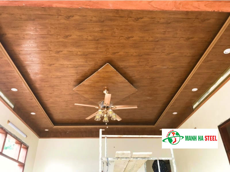 Mẫu trần nhà tôn xốp vân gỗ phân tầng