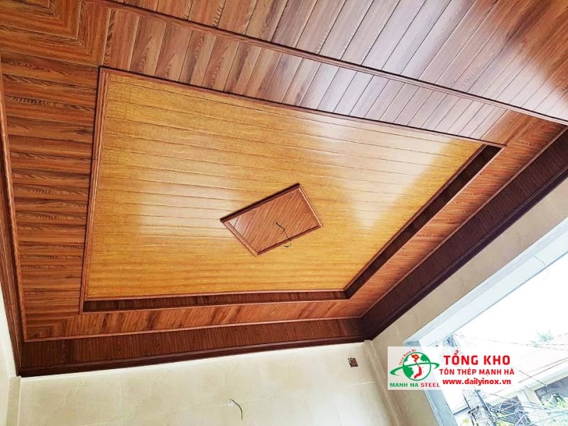 Trần ốp tôn xốp giả gỗ mẫu 2