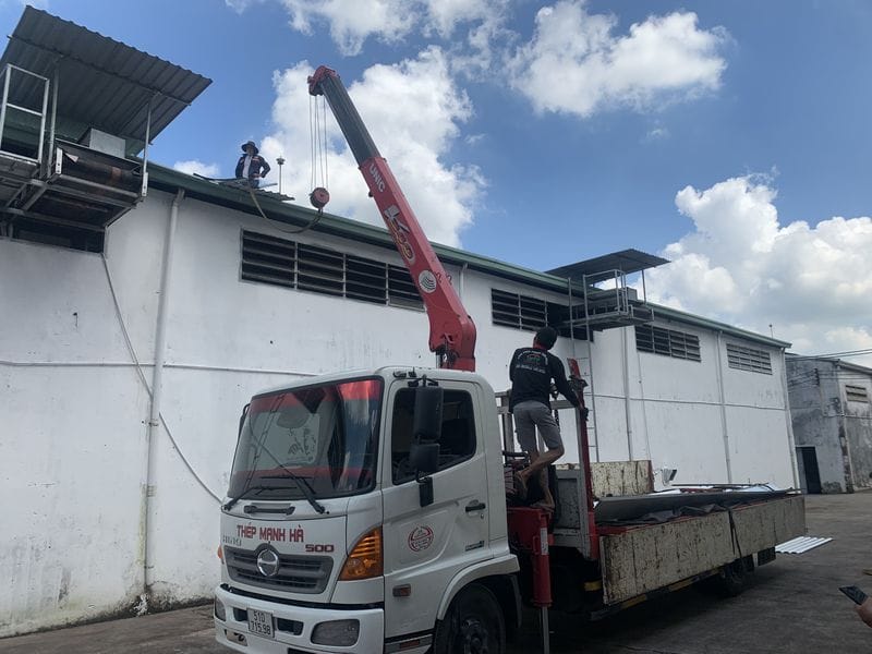 Miễn phí vận chuyển tận nơi khi mua tôn giả ngói màu nâu tại Đại lý inox Mạnh Hà